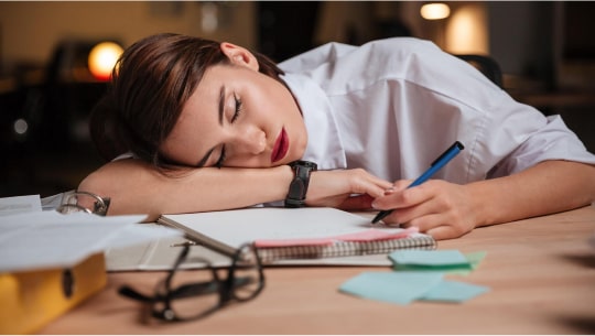 Девушка уснула за рабочим столом